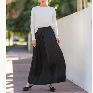 Elegant Box Pleat Black Maxi Skirt with Flowing Silhouette